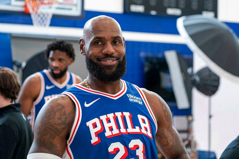 NBA/詹姆斯首穿76人球衣 曝曾想过「加盟纽约尼克」怕被骂才打消念头