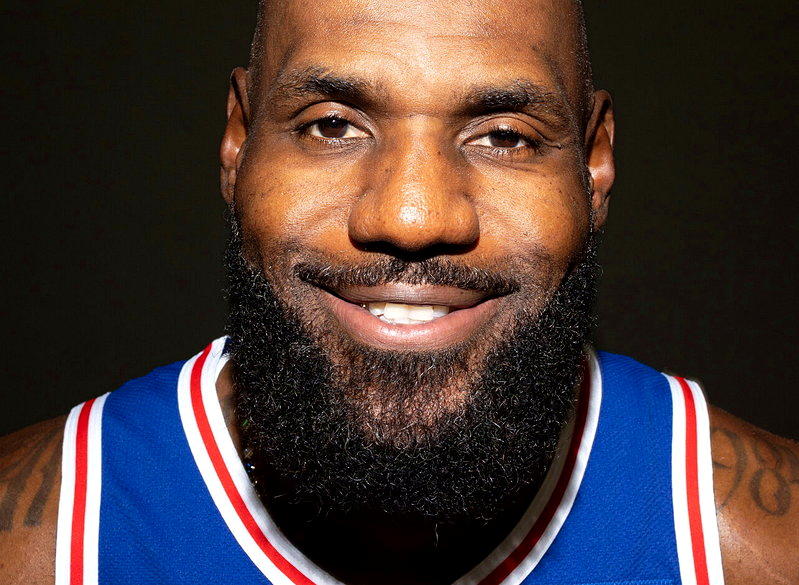 NBA／76人办对抗赛吸万名球迷 詹姆斯秀空中接力灌篮