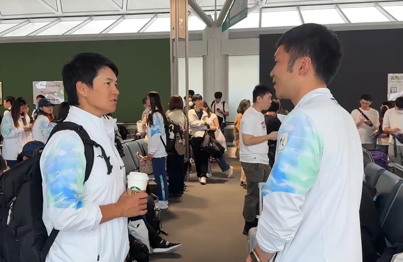 亚运／李洋返台化身「人形立牌」 曾雅妮暖心喊话：全力支持