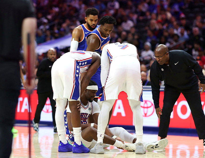 NBA／和尼克热身赛才打5分钟 76人中锋就伤退