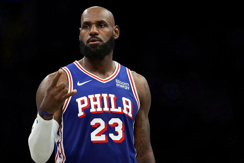 NBA／詹姆斯在76人首次洒粉仪式 热身赛首秀缴10分、5助攻