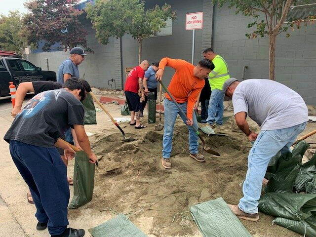 华人赶在风雨前准备沙袋 一波三折 被上了一堂防灾课
