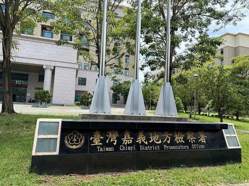 台男遭电动门夹住胸颈 站立受困1个半小时窒息亡