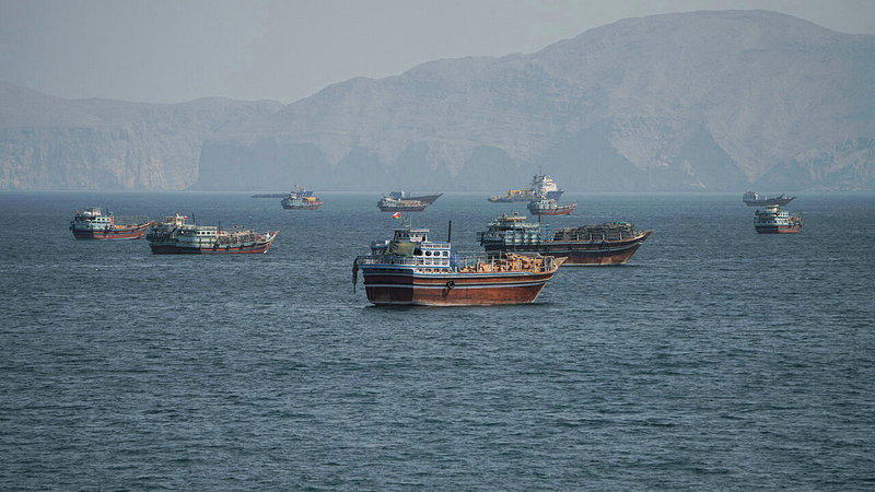 2艘新加坡籍货柜船荷莫兹海峡遇袭 1沉没1船体受损