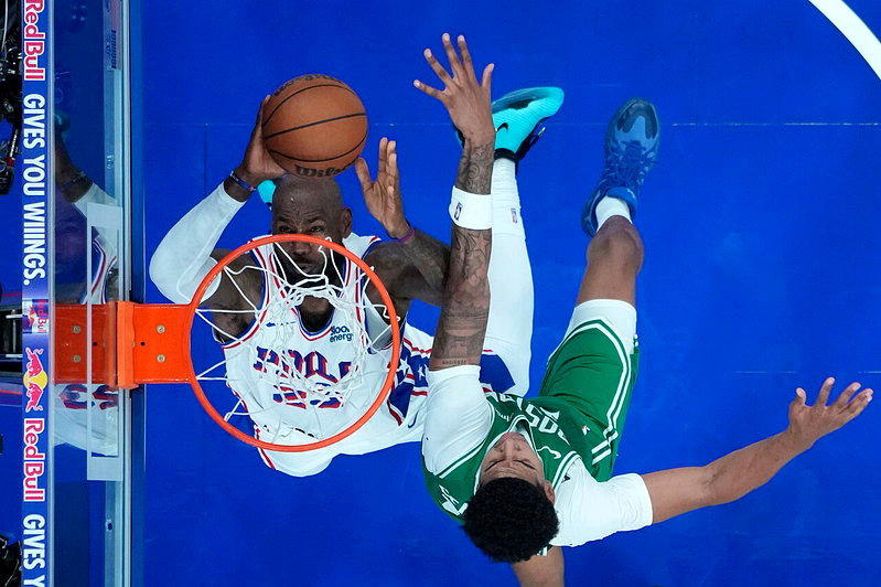 NBA/詹姆斯76人主场首秀 招牌「双手爆扣」迎接第24个球季 全场嗨翻