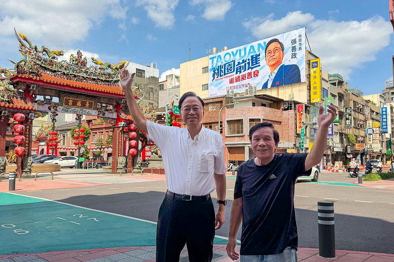 81岁国宝画师操刀 张善政竞选看板变身手绘电影海报