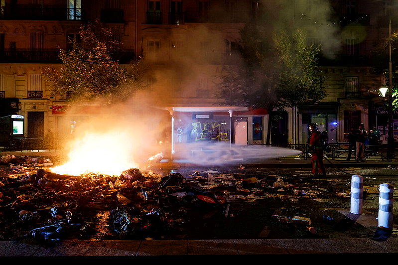 法国暴动逼近总统府 爆情报预测大失准 12警苦撑对抗百人