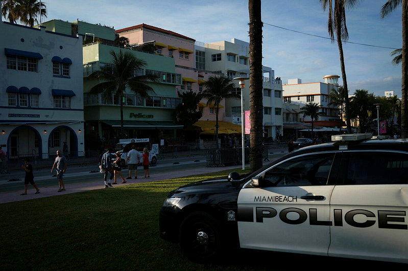 佛州警员被控发现屋主死亡后侵占房屋并冒用其身份
