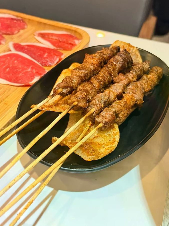 纽约很火的吃法：先涮羊肉，再撸烤串🔥 这家店算是我们俩珍藏已久的...