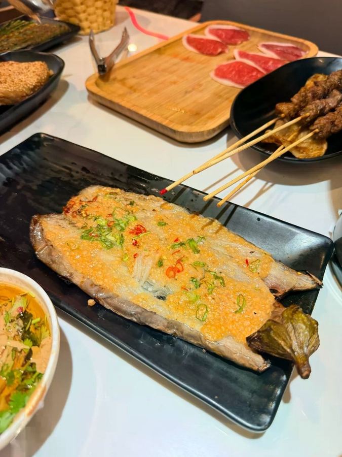 纽约很火的吃法：先涮羊肉，再撸烤串🔥 这家店算是我们俩珍藏已久的...