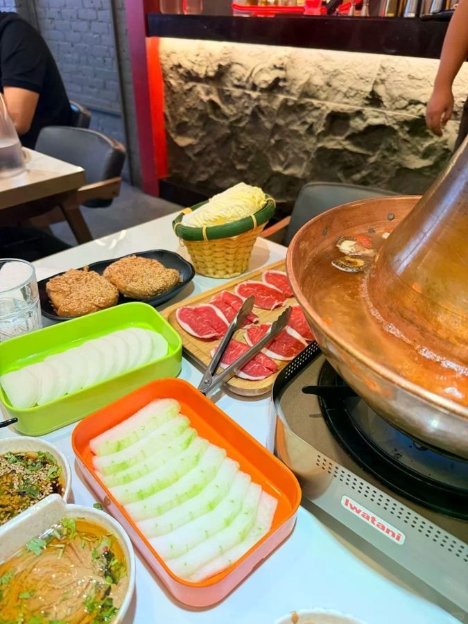 纽约很火的吃法：先涮羊肉，再撸烤串🔥 这家店算是我们俩珍藏已久的...