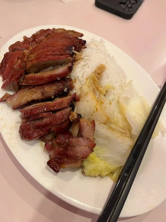 蜜汁叉烧饭、牛腩云吞银丝面 周六同朋友逛包厘亍，大家都觉得有点饿...