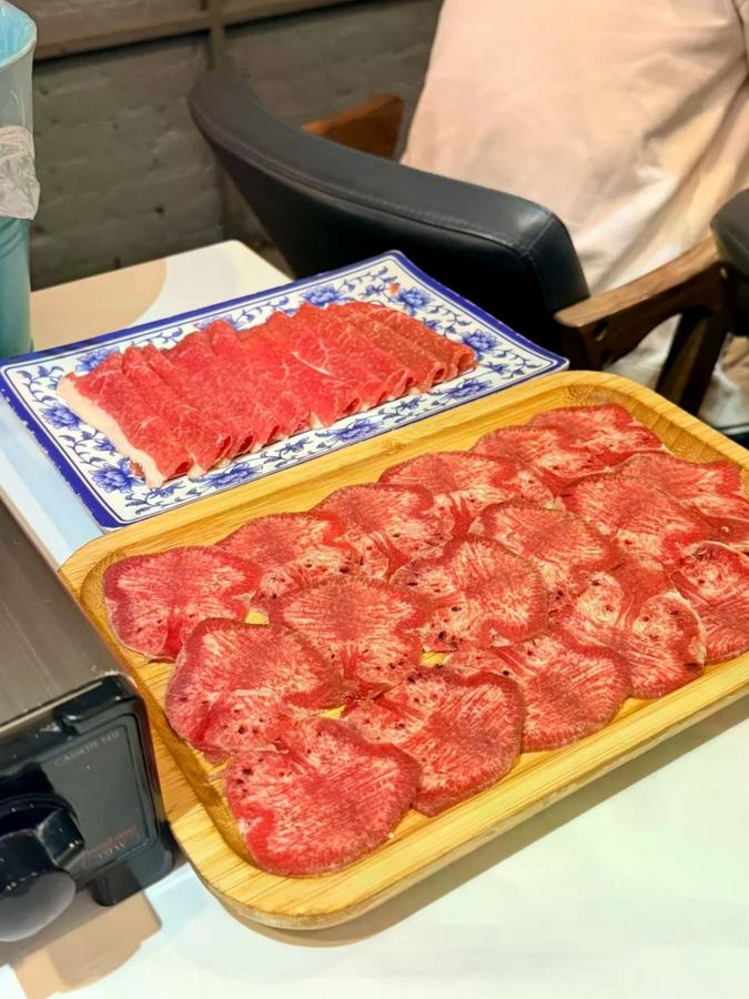 纽约很火的吃法：先涮羊肉，再撸烤串🔥 这家店算是我们俩珍藏已久的...