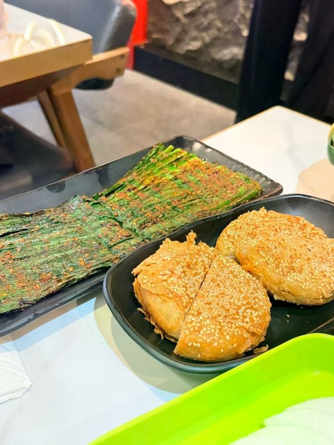 纽约很火的吃法：先涮羊肉，再撸烤串🔥 这家店算是我们俩珍藏已久的...