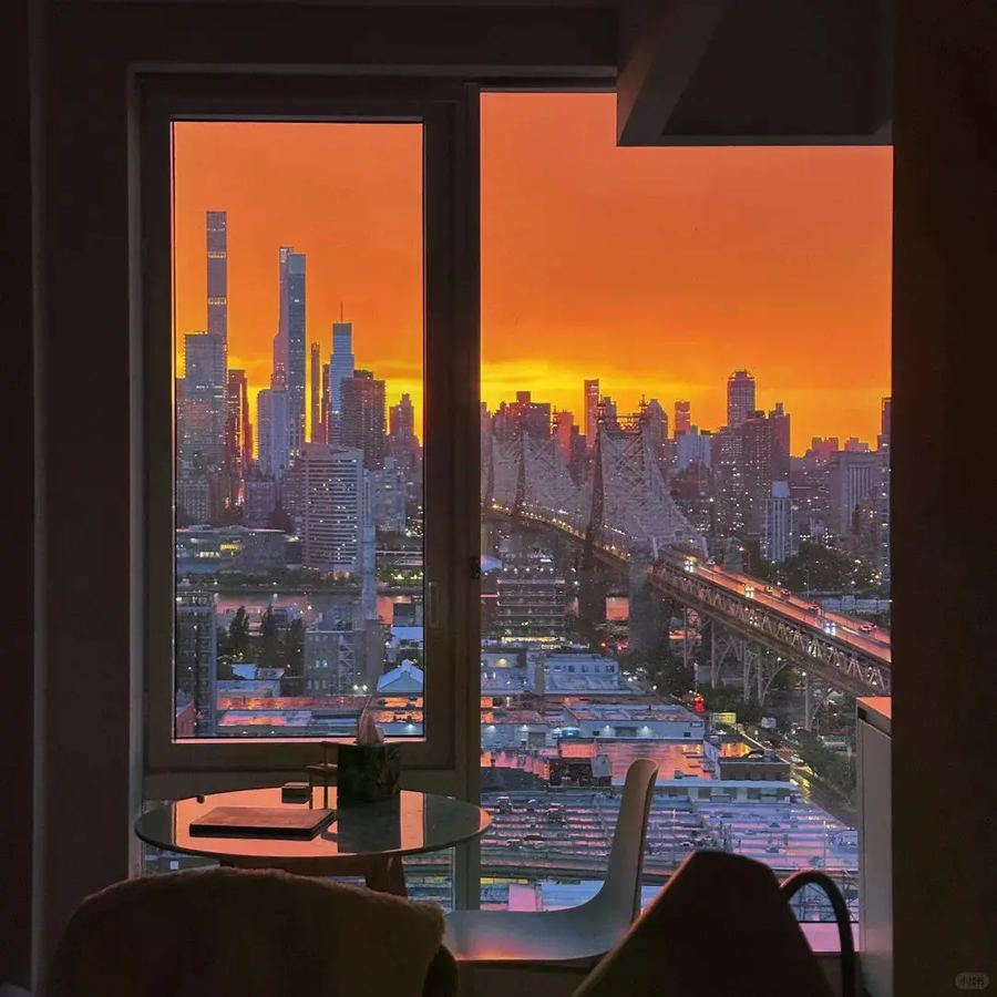 纽约今天傍晚暴雨时的夕阳🌇我家窗外 好久不见！前段时间回国了两个...