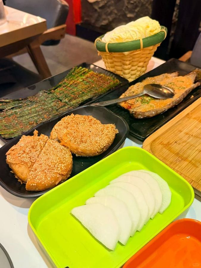 纽约很火的吃法：先涮羊肉，再撸烤串🔥 这家店算是我们俩珍藏已久的...