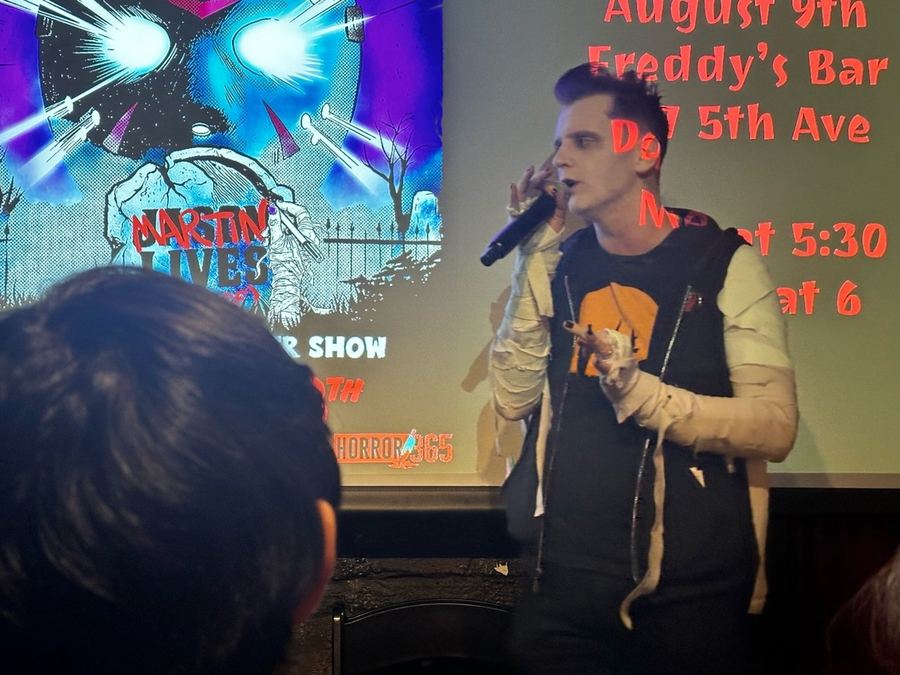 专放恐怖片的书店 纽约有一家有名的书店，因为他家专门放映悬疑片和...