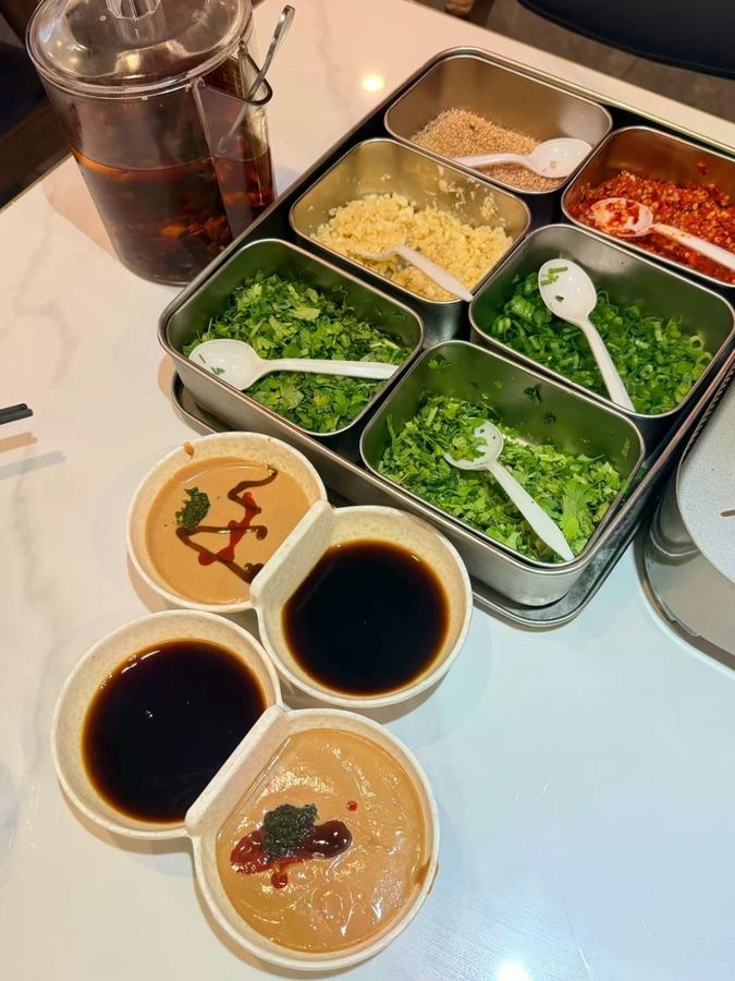 纽约很火的吃法：先涮羊肉，再撸烤串🔥 这家店算是我们俩珍藏已久的...
