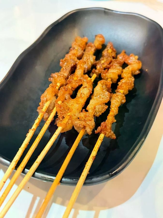 纽约很火的吃法：先涮羊肉，再撸烤串🔥 这家店算是我们俩珍藏已久的...