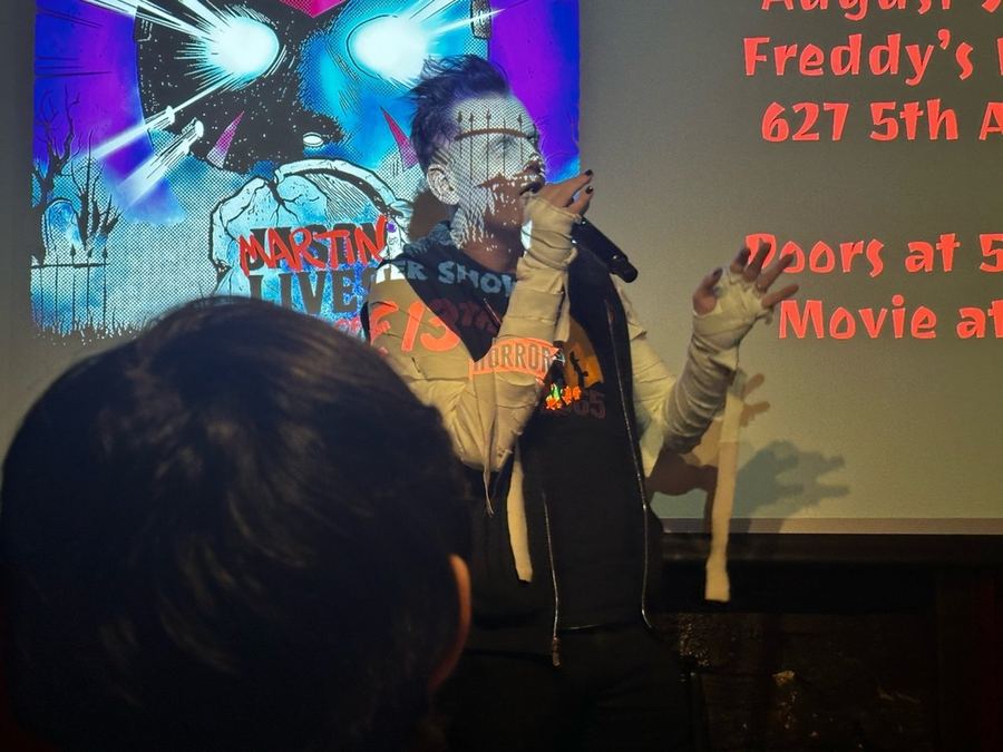 专放恐怖片的书店 纽约有一家有名的书店，因为他家专门放映悬疑片和...
