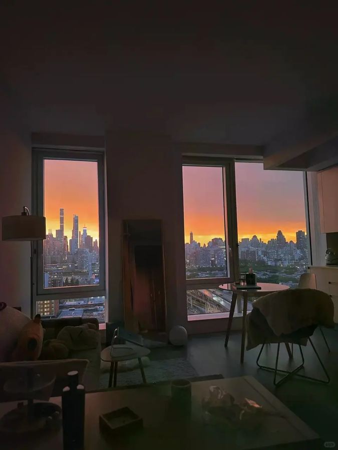 纽约今天傍晚暴雨时的夕阳🌇我家窗外 好久不见！前段时间回国了两个...