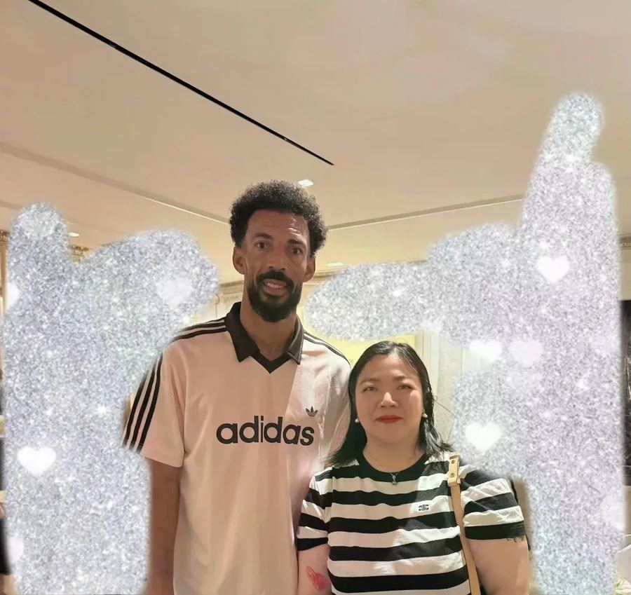 纽约吃饭偶遇佛得角守门员沃齐尼亚 哈哈哈哈哈 真的在哪都有我们中...
