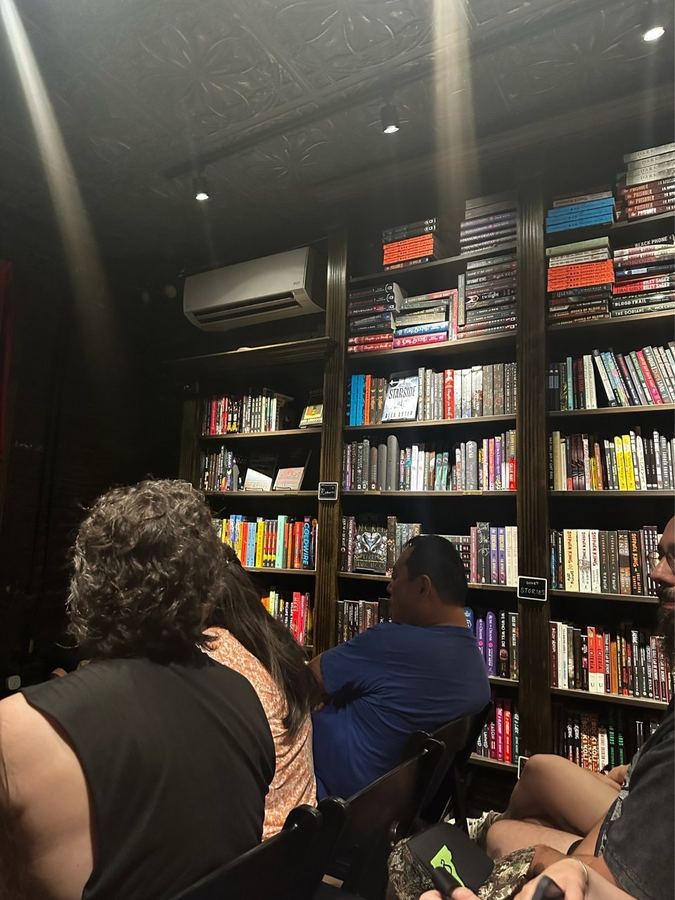 专放恐怖片的书店 纽约有一家有名的书店，因为他家专门放映悬疑片和...