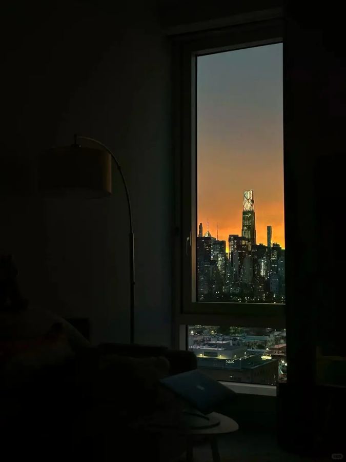 纽约今天傍晚暴雨时的夕阳🌇我家窗外 好久不见！前段时间回国了两个...