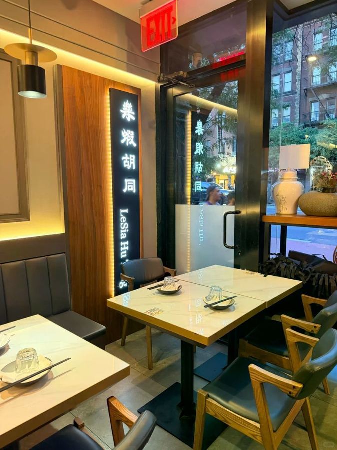 纽约很火的吃法：先涮羊肉，再撸烤串🔥 这家店算是我们俩珍藏已久的...