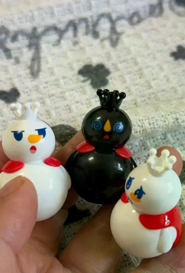 如何才能拿到全套蜜雪冰城雪王不倒翁？！ 每一只雪王的表情都是不一...