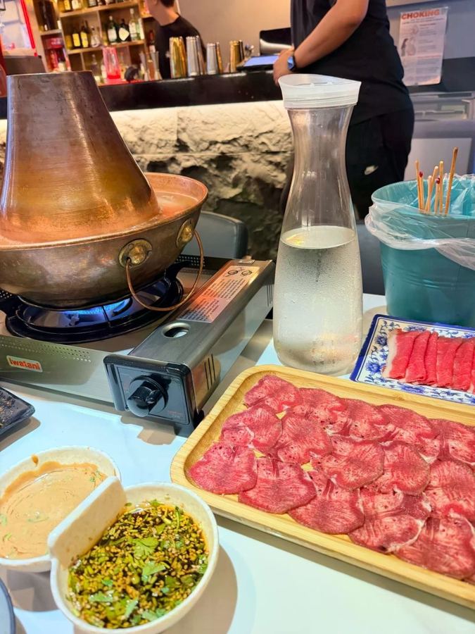纽约很火的吃法：先涮羊肉，再撸烤串🔥 这家店算是我们俩珍藏已久的...