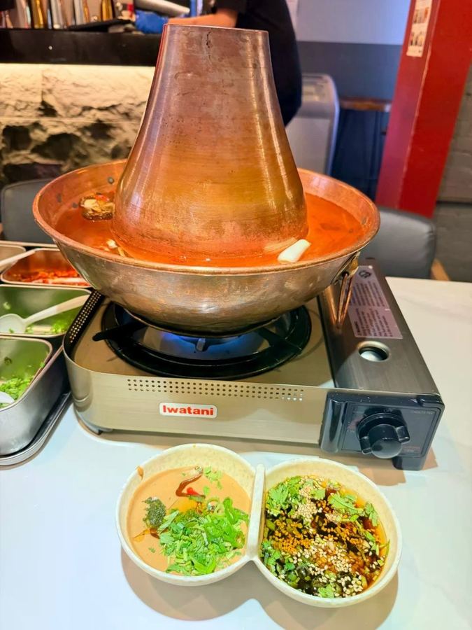 纽约很火的吃法：先涮羊肉，再撸烤串🔥 这家店算是我们俩珍藏已久的...