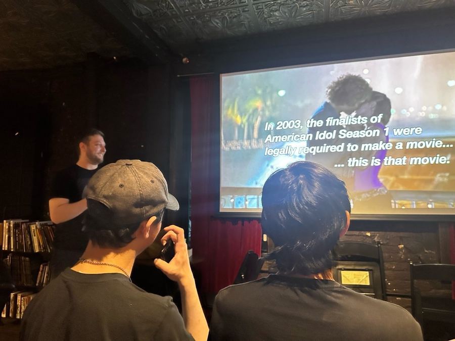专放恐怖片的书店 纽约有一家有名的书店，因为他家专门放映悬疑片和...