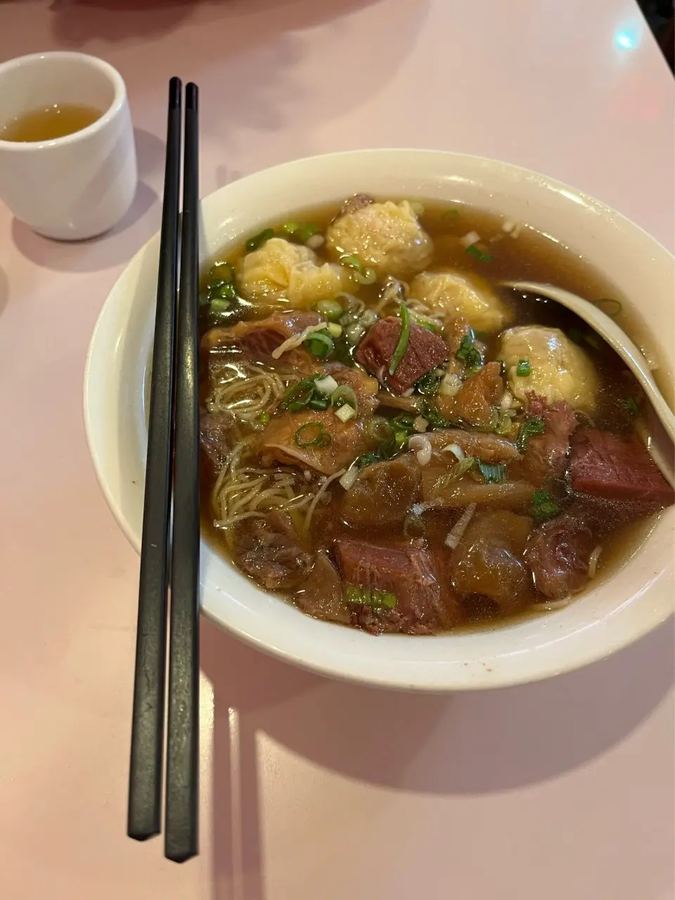 蜜汁叉烧饭、牛腩云吞银丝面 周六同朋友逛包厘亍，大家都觉得有点饿...