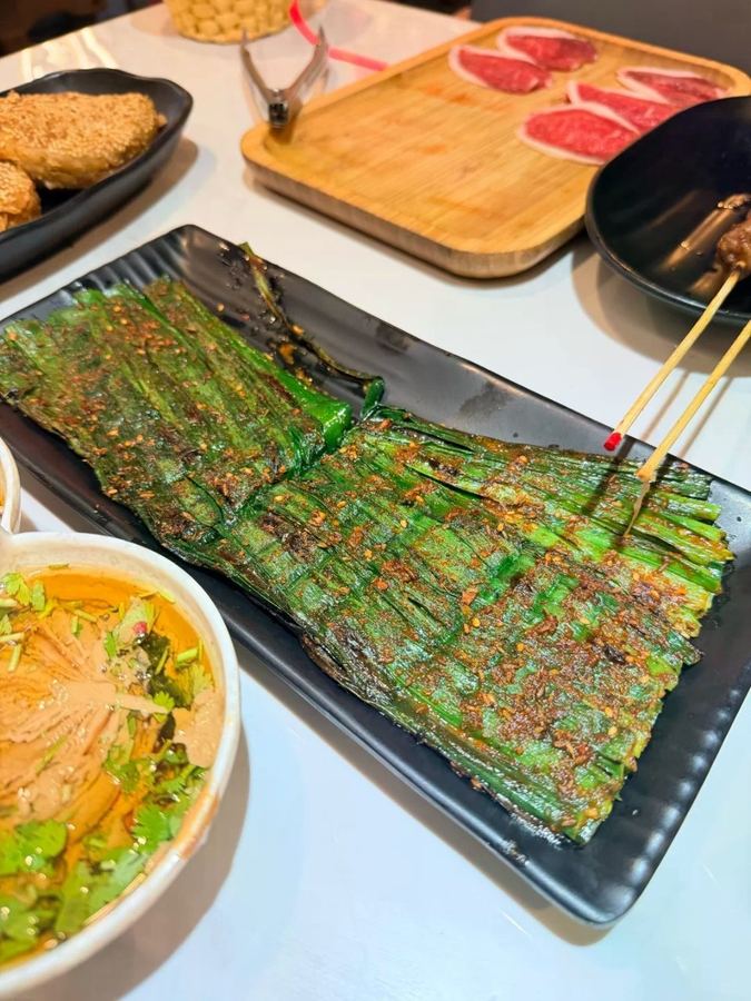 纽约很火的吃法：先涮羊肉，再撸烤串🔥 这家店算是我们俩珍藏已久的...